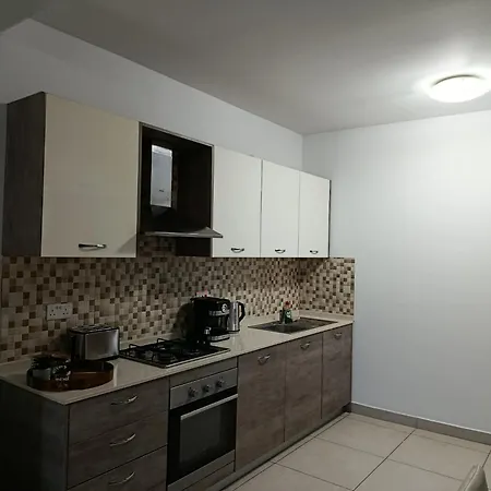 Spacious 2 Bedroom Apartment In Xghajra Close To Valletta Διαμέρισμα