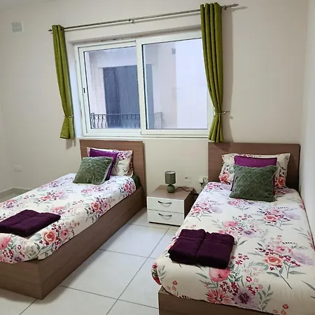 2 Bedroom In With Hot Tub Near The Sea 아파트