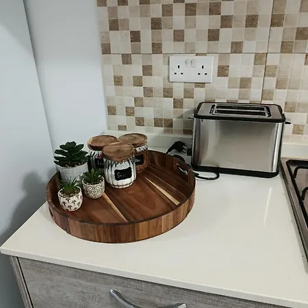 2 Bedroom In With Hot Tub Near The Sea 아파트 *