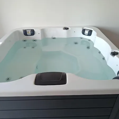 2 Bedroom In With Hot Tub Near The Sea * Xghajra