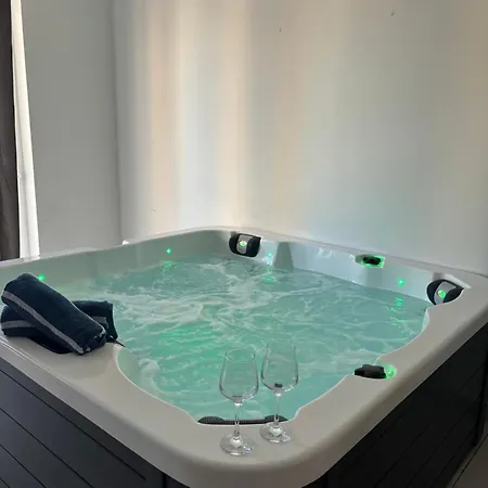 2 Bedroom In With Hot Tub Near The Sea *