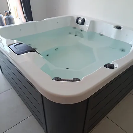 2 Bedroom In With Hot Tub Near The Sea *